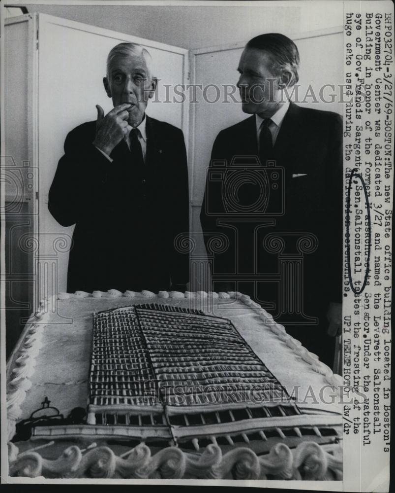 1969 Press Photo Sen Saltonstall and Gov Francis Sargent with Ceremonial Cake - Historic Images