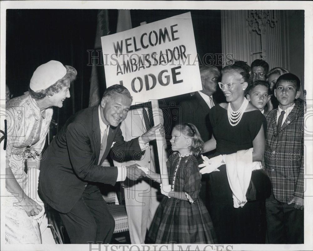 1960 Press Photo AmbHenry Lodge greeted Little girl carrying a Welcome Sign - Historic Images