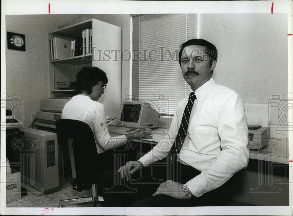 1985 Press Photo Don Williams, Medical Executor Associates, Medical Records - Historic Images