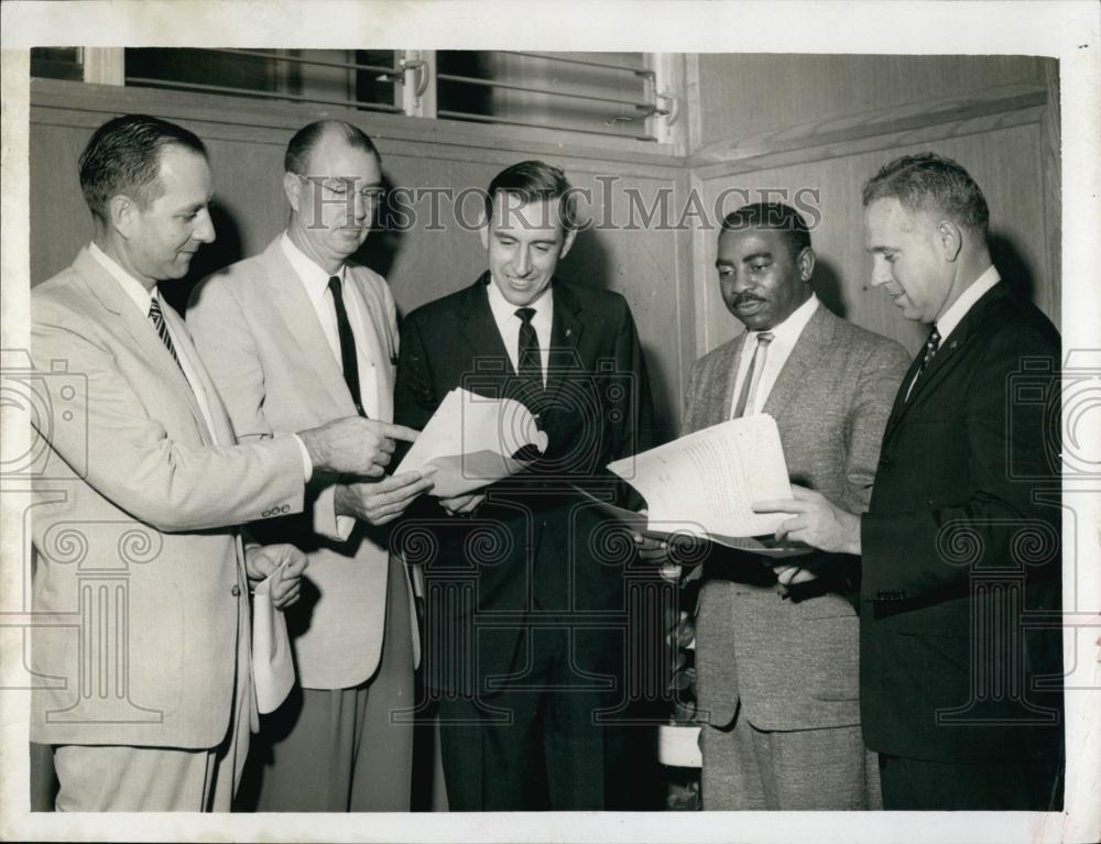 1958 Press Photo Fred Thornton Dr SE Hand Lee G Henderson John Rembert - Historic Images