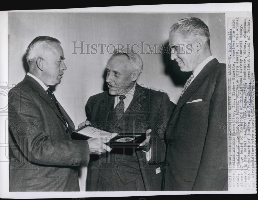 1954 Press Photo WEarl Hall, received Safety Council Award Gold Medal - Historic Images
