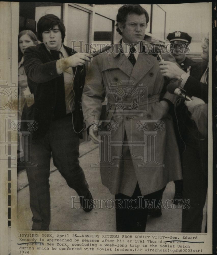 1974 Press Photo Senator Edward M Kennedy at JFK Airport - RSL92835 - Historic Images