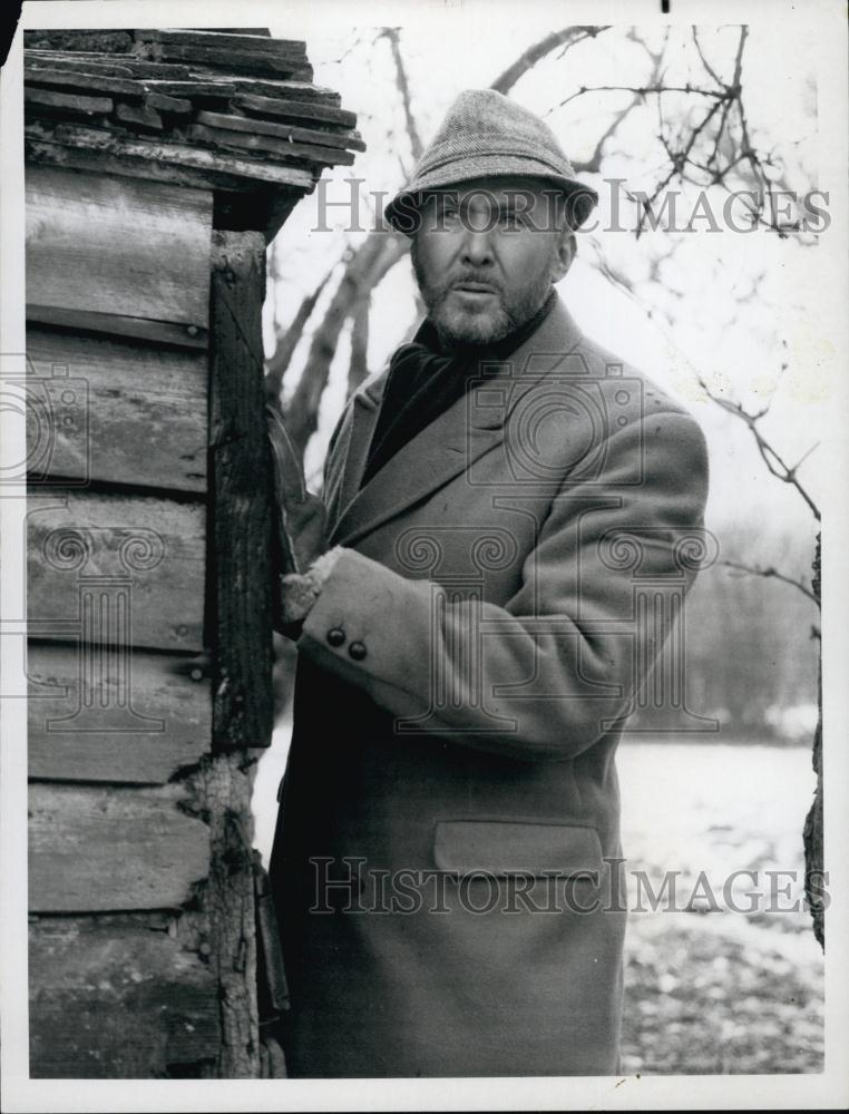 1971 Press Photo Actor Anthony Quayle Hostage If You Wont Learn, Die Strange - Historic Images