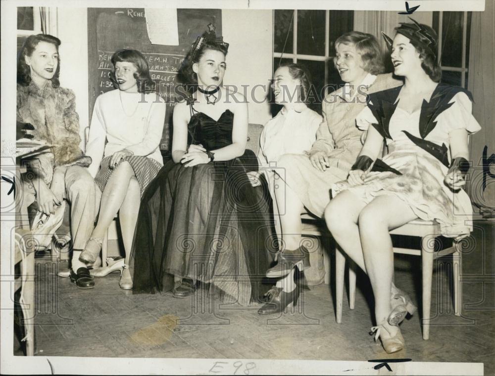 1947 Press Photo Molly Rudd Mary Marlud Hobbs alra Stood Anne Parsms Sunset - Historic Images