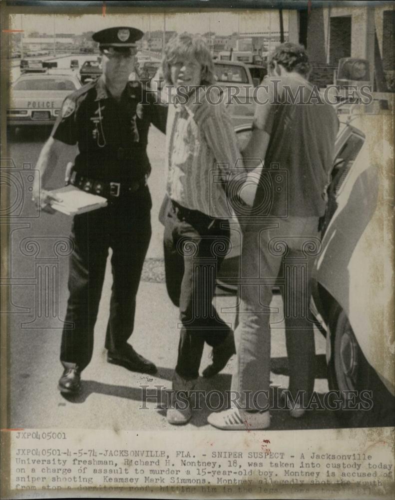 1974 Press Photo Richard Montney Taken Into Custody For Shooting Keamsey Simmons - Historic Images