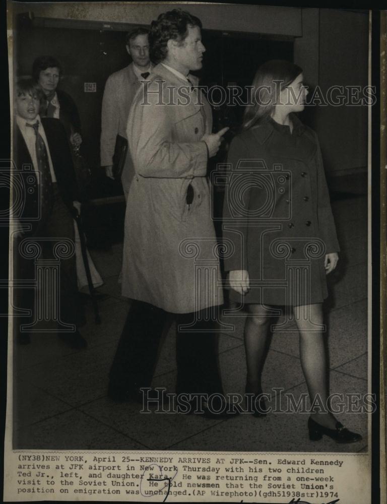 1974 Press Photo Senator Edward Kennedy Arrives at JFK airport daughter Kara - Historic Images