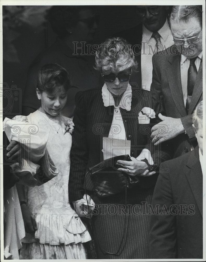 1990 Press Photo Diane Ricahrd Erin Benoit after funeral - RSL41631 - Historic Images