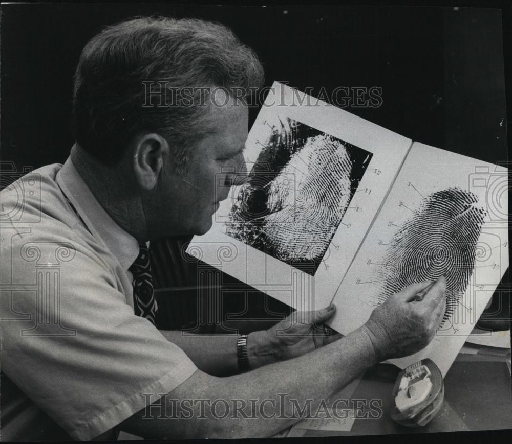 1972 Press Photo Donald J Tice Boston Police Department Fingerprint evidence - Historic Images