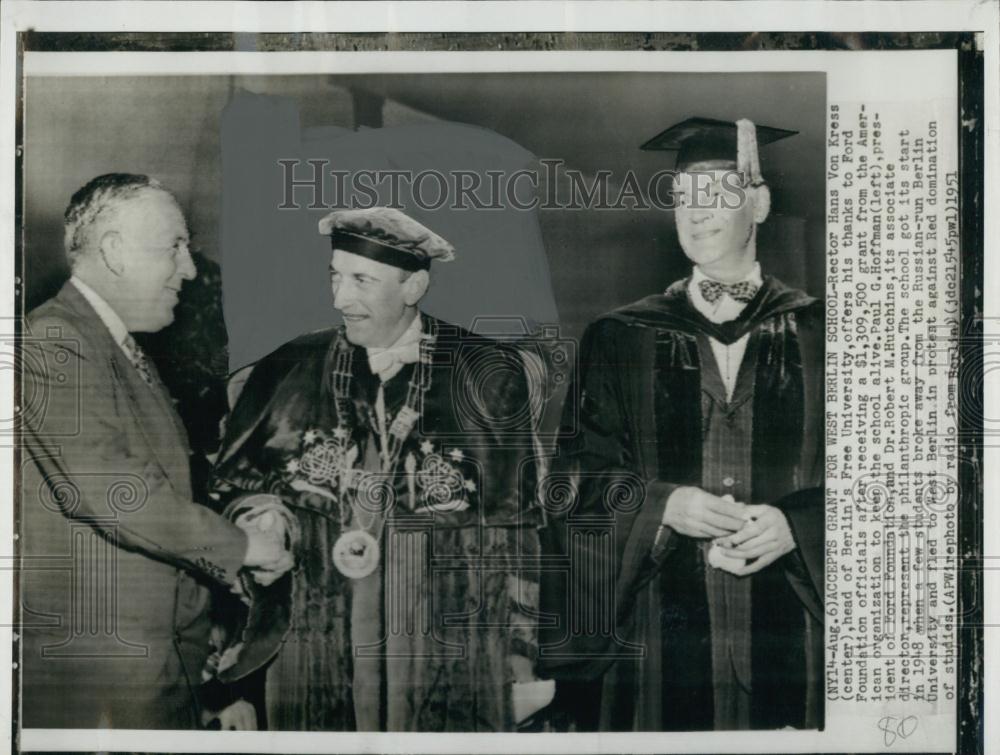 1951 Press Photo Rector Hans Von Kress of Berlin Univ accept Grant from Ford - Historic Images