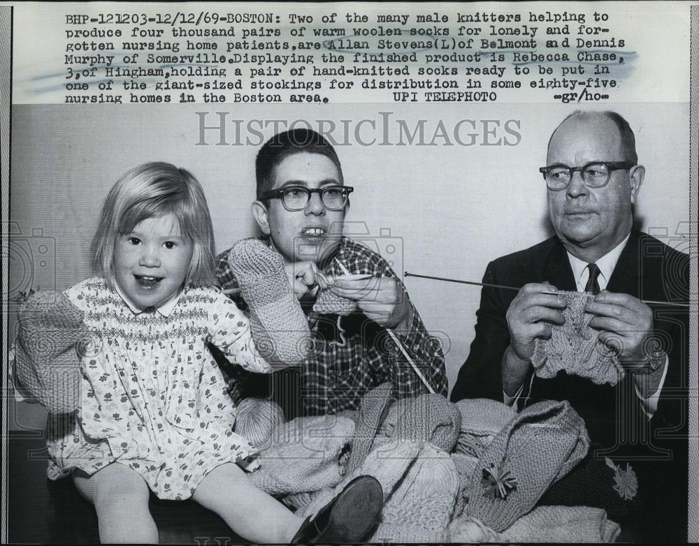 1969 Press Photo Allan Stevens Dennis Murphy Rebecca Chase knitters - RSL90943 - Historic Images