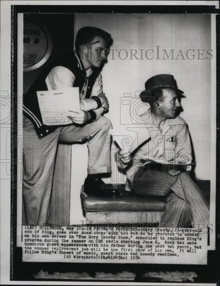 1954 Press Photo Gary Crosby with his father Bing Crosby in Gary Crosby Show - Historic Images