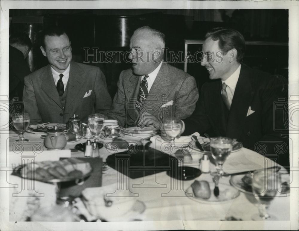 1941 Press Photo Humor Columnist Arthur Baer with Merrill Mueller, Robert Nixon - Historic Images