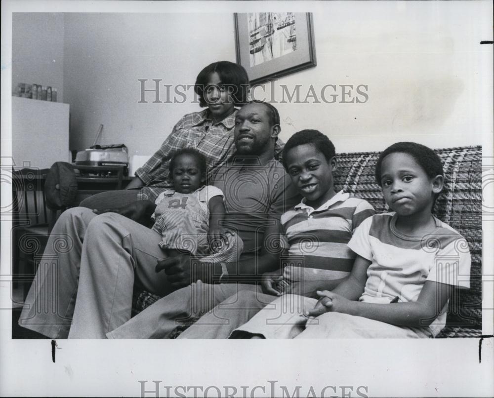 1982 Press Photo The Johnson Family in Their Efficency Apartment 2 Toys for Kids - Historic Images