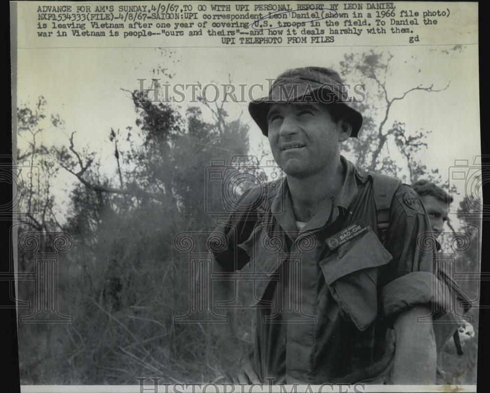 1967 Press Photo UPI Correspondent Leon Daniel Vietnam - RSL07823 - Historic Images