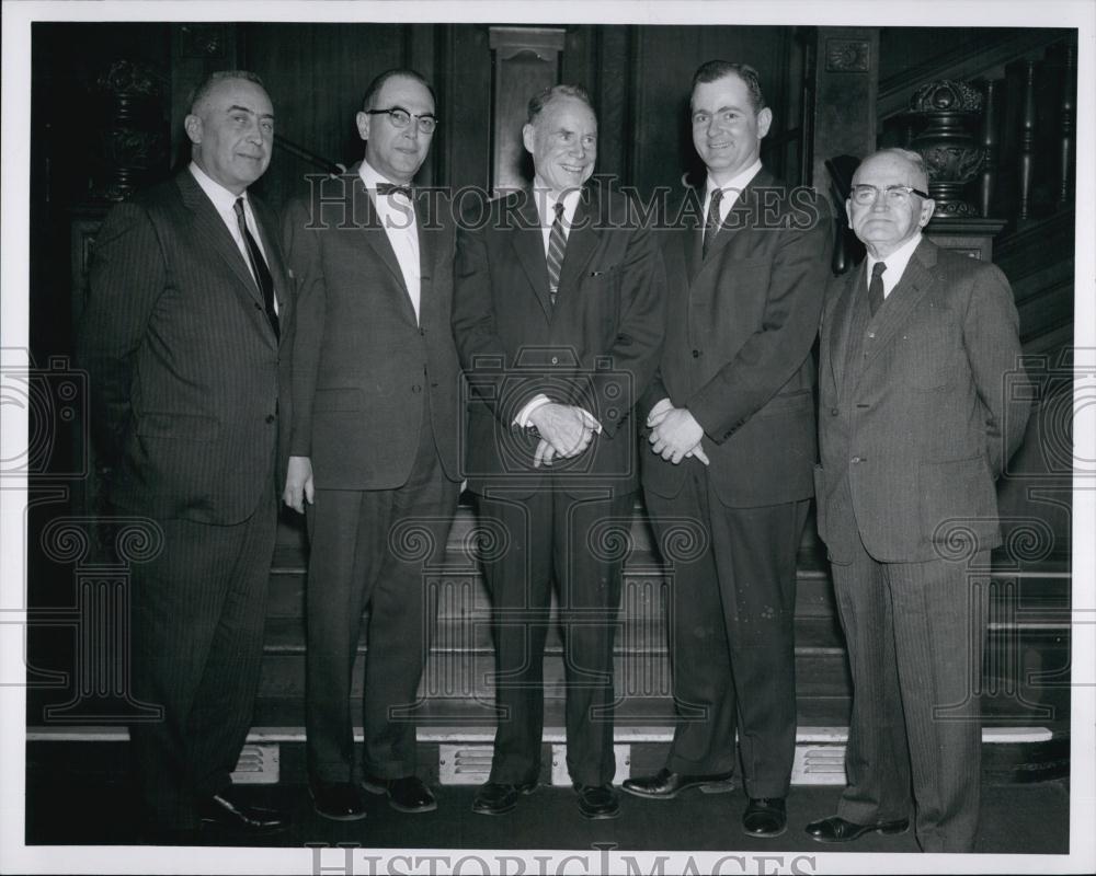 1963 Press Photo Babson Alumni attendees are Robert BLinnell, Henry AKribel - Historic Images