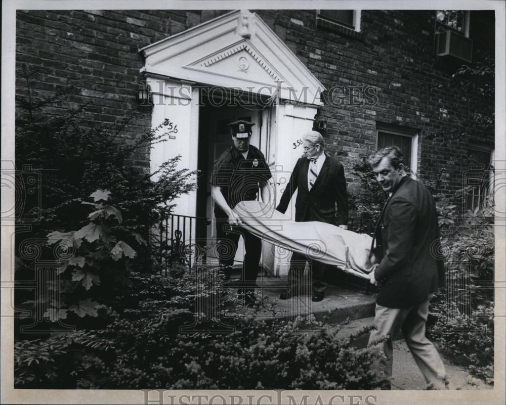 1974 Press Photo Police &amp; coroner at Newtonville, Mass murder scene - RSL86451 - Historic Images