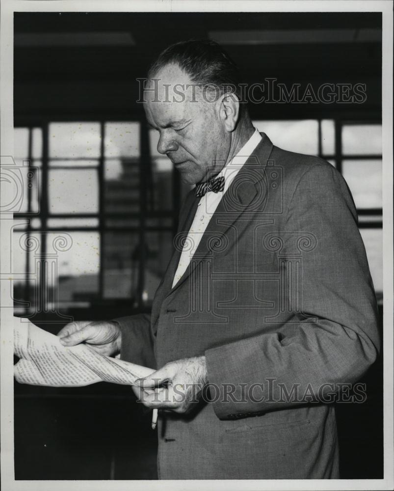 1958 Press Photo James Langley reading a paper - RSL44599 - Historic Images