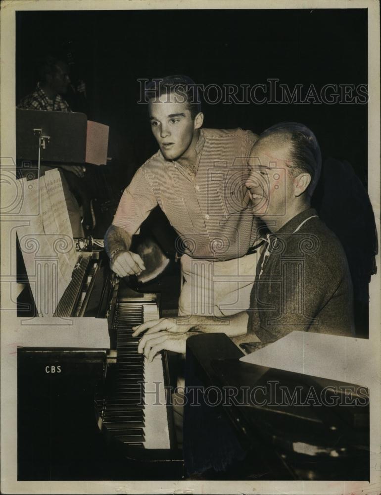 1964 Press Photo Singer Lindsay Crosby, with musical director Buddy Cole - Historic Images