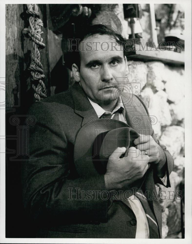 1983 Press Photo Actor Eddie Sabella On Newhart - RSL65701 - Historic Images