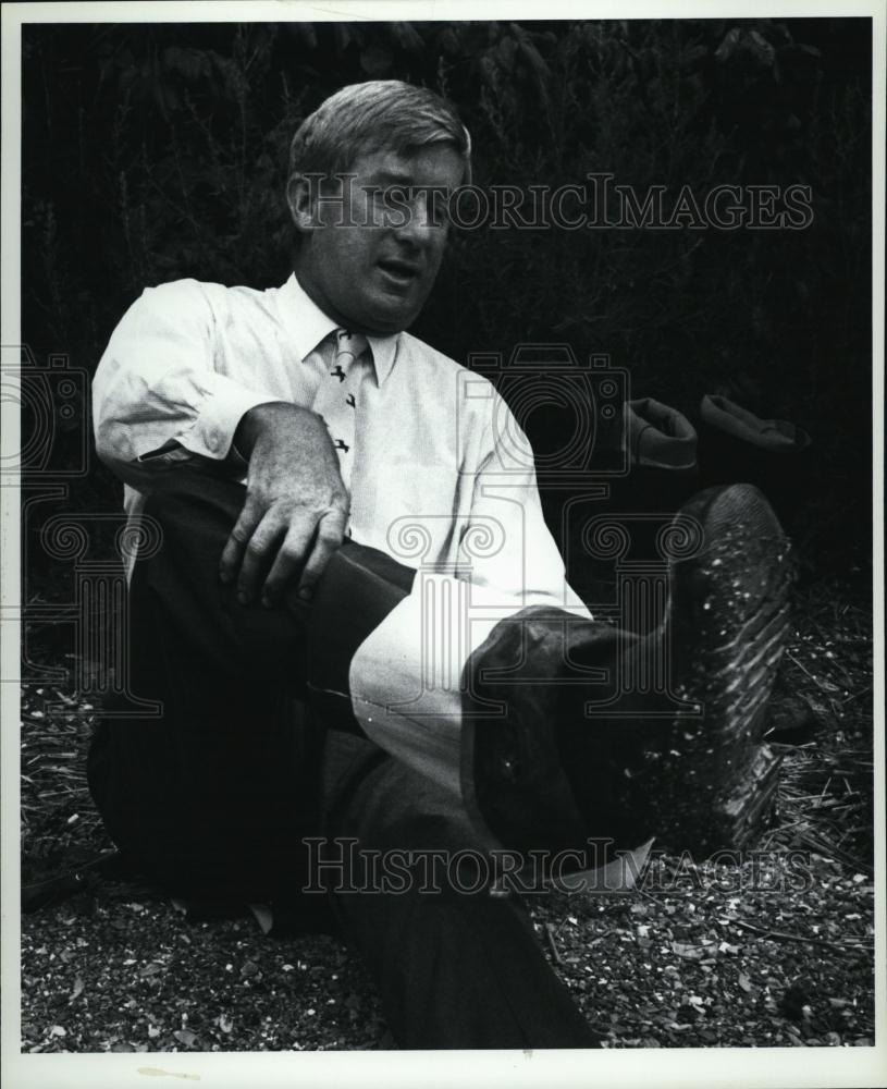 1994 Press Photo Governor Weld Sitting Down On The South Shore Webb State Park - Historic Images