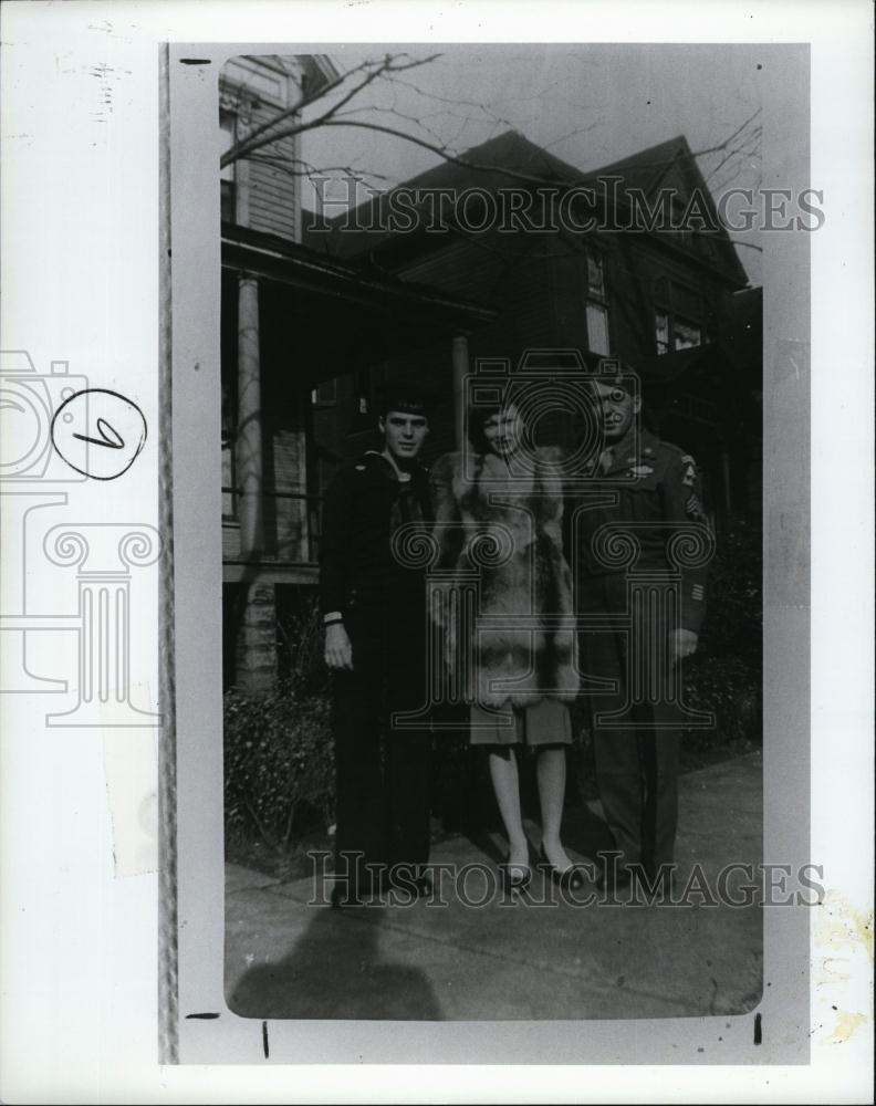 1987 Press Photo Taken on VJ Day Lillian Leslie Francis and Jack - RSL94107 - Historic Images