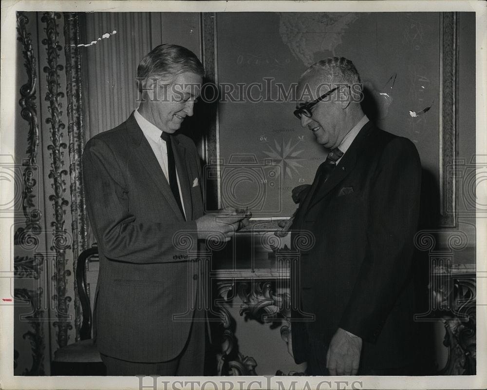 1972 Press Photo Anthony F Viola Member of Ancient Artillery Co Martin A - Historic Images