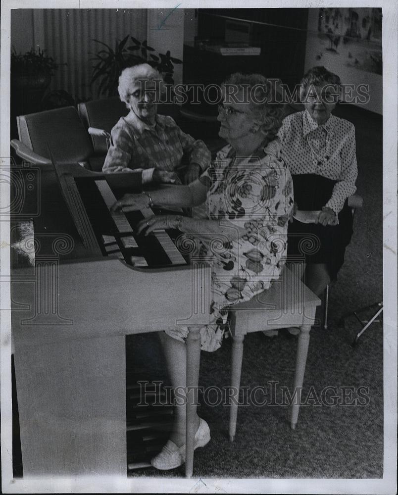 1975 Press Photo MrsCora Dempsey Playing Piano With Friends Georgiana &amp; Eta - Historic Images