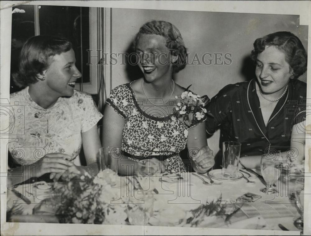 1950 Press Photo Deborah Worcester, Debutant at Junior League Luncheon - Historic Images