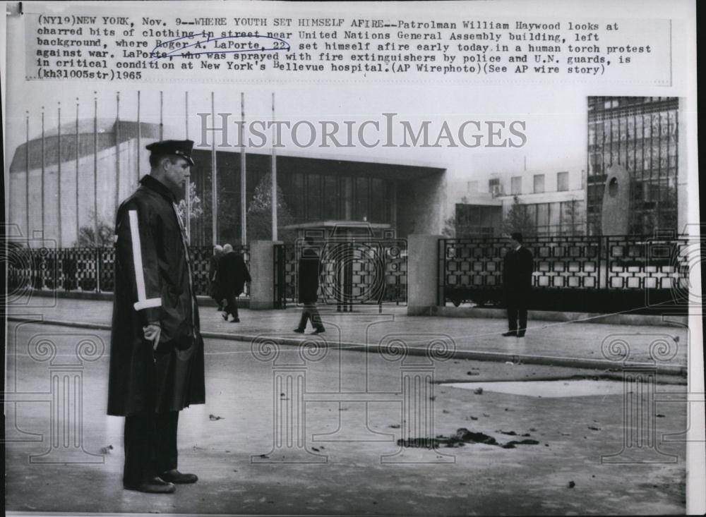 1965 Press Photo Patrolman William Haywood at scene Roger LaPorte was on fire - Historic Images