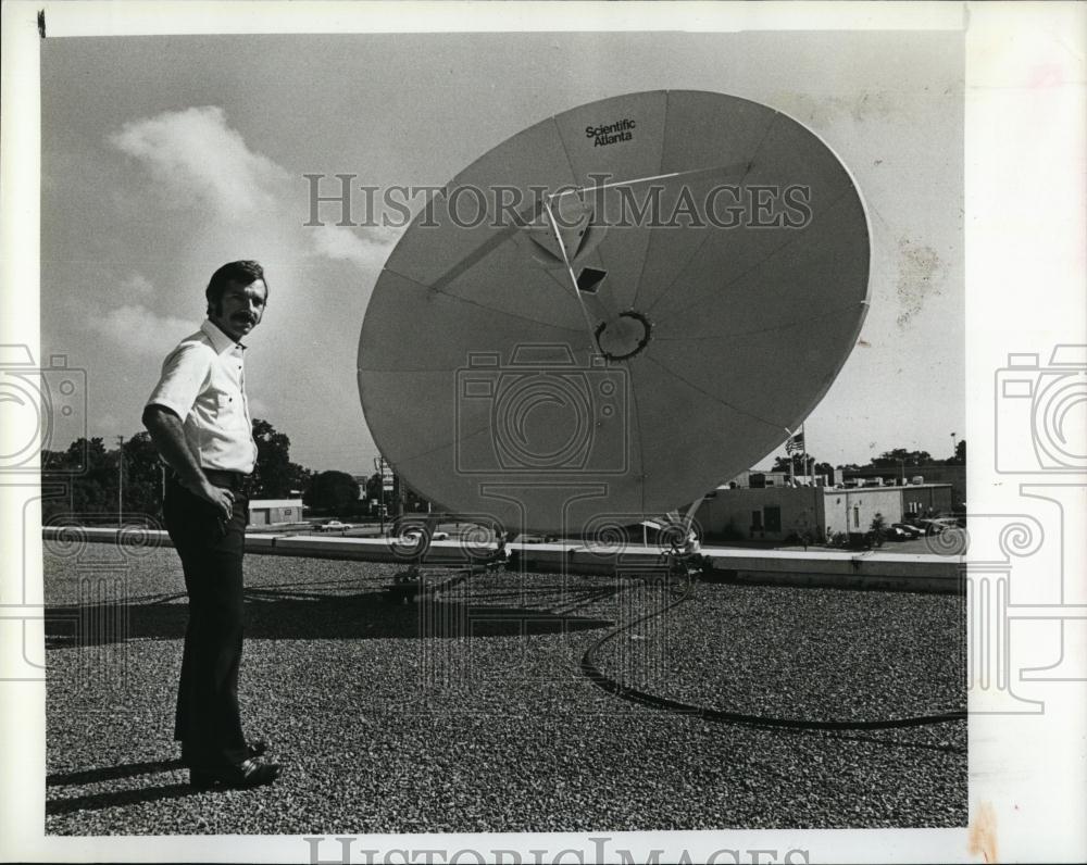 1960 Press Photo Rick Towers VP of Jersey Jim Towers TV Receives TV Signals - Historic Images