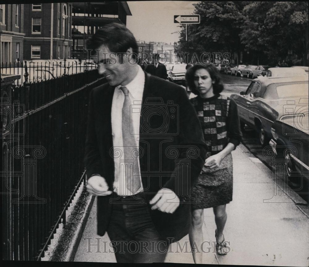 1969 Press Photo King Collins &amp; Sue Crane arrive in Middlesex Court - RSL08733 - Historic Images