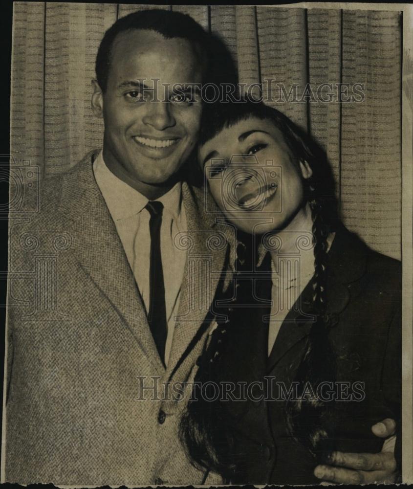 1957 Press Photo singer/actor Harry Belafonte and bride, dancer Julie Robinson - Historic Images