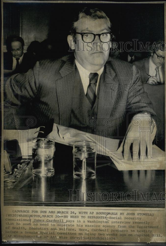 1974 Press Photo Social Security Commissioner James Cardwell Prepares To Testify - Historic Images