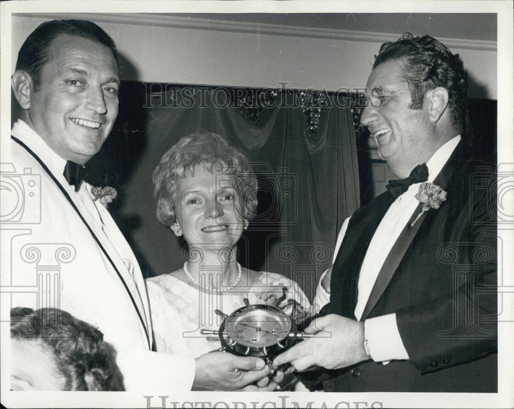 1969 Press Photo Val Ringer, J Gordon MacKinnon & Mrs Ringer - RSL04783 - Historic Images