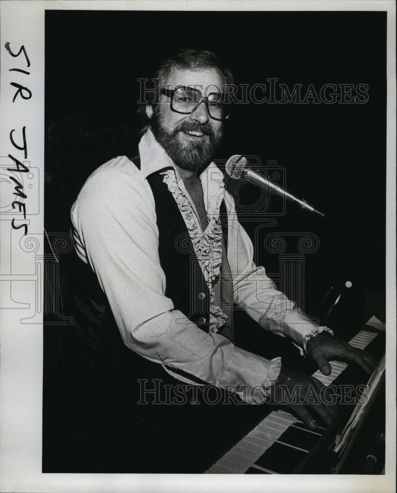 1979 Press Photo Entertainer, Sir James at the piano - RSL93083 - Historic Images