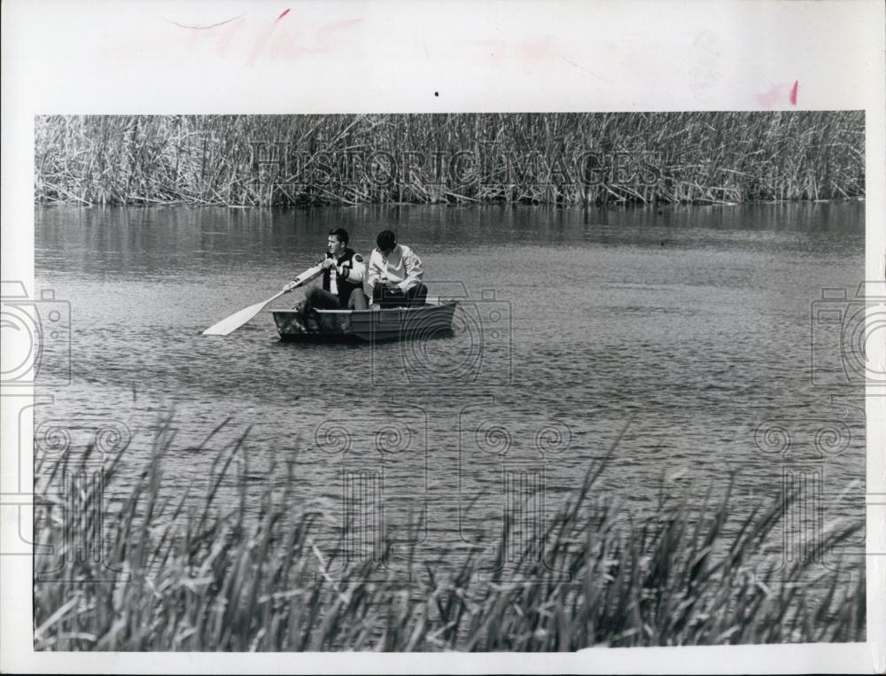 1968 Press Photo L Fletcher M Weitzner watch dye enter lake tests - RSL69135 - Historic Images