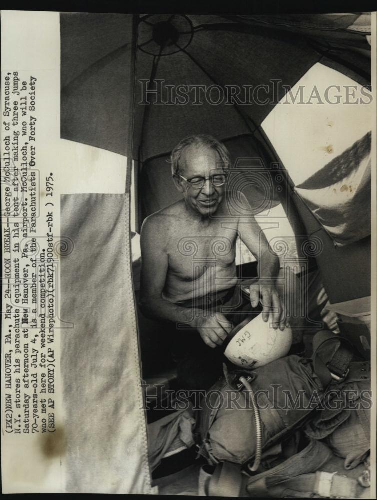 1975 Press Photo George McCulloch, member of Parachutists Over Forty Society - Historic Images