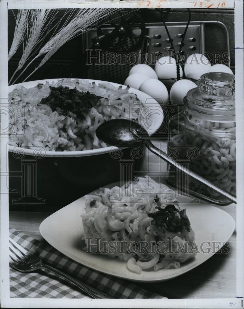 1976 Press Photo Eggs give this macaroni &amp; cheese a custard-lie texture - Historic Images