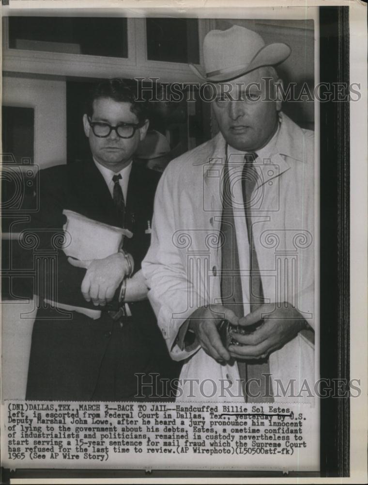 1965 Press Photo Billy Sol Estes escorted from Federal Court in Dallas, TX - Historic Images