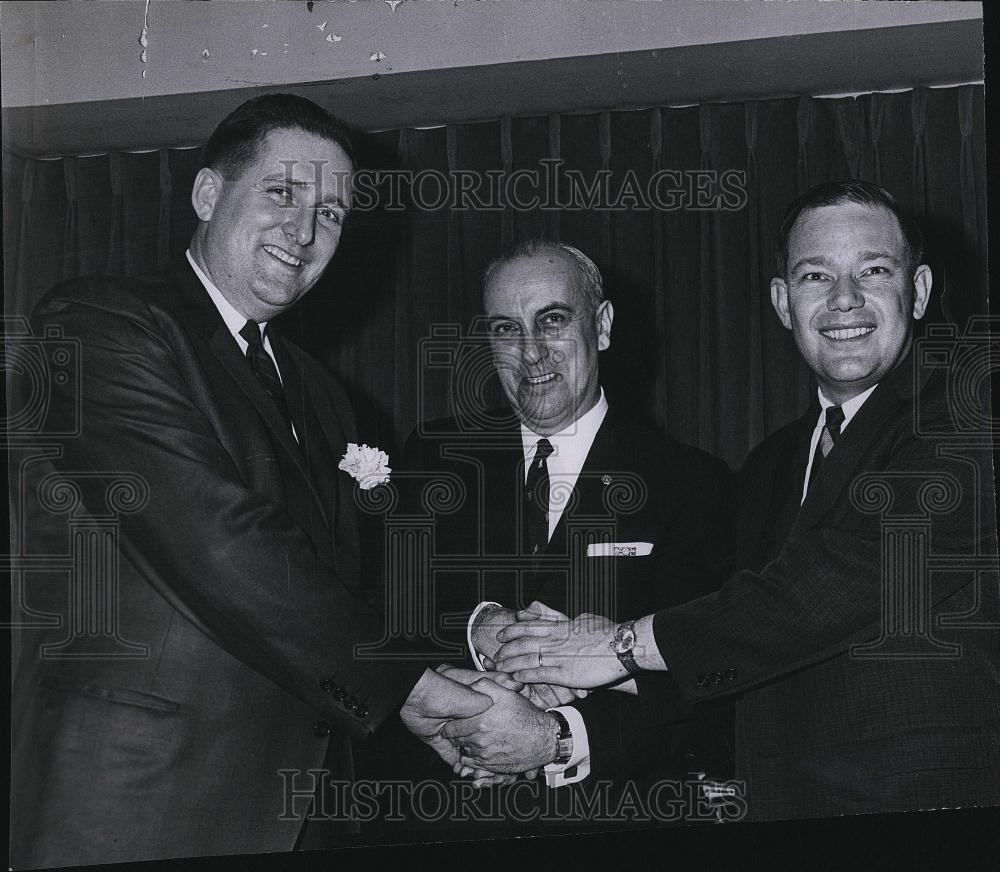 1964 Press Photo Mgr Robert Oelwind Sears Robebuck retiring Asst Mgr William - Historic Images