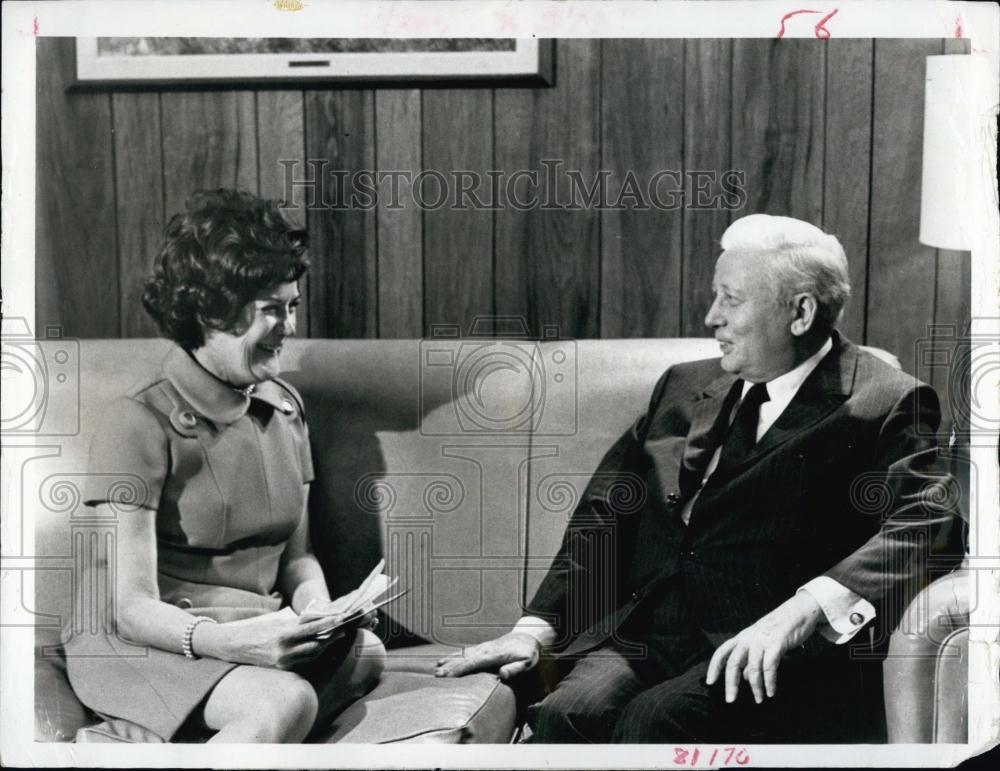 1970 Press Photo Sylvia Porter Interviews David Kennedy Secretary Treasury - Historic Images