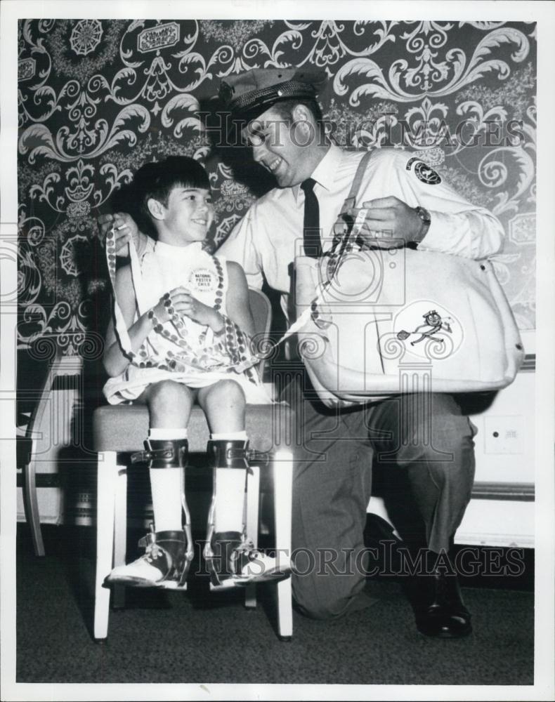 1968 Press Photo William Sullivan, Holly Schmidt, 10-year-old Poster Child - Historic Images