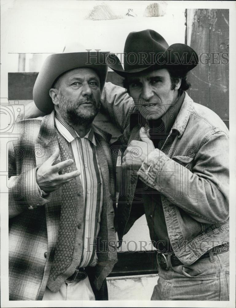 1977 Press Photo Actors Donald Pleasence And Tony Lo Bianco Star In &quot;Goldenrod&quot; - Historic Images