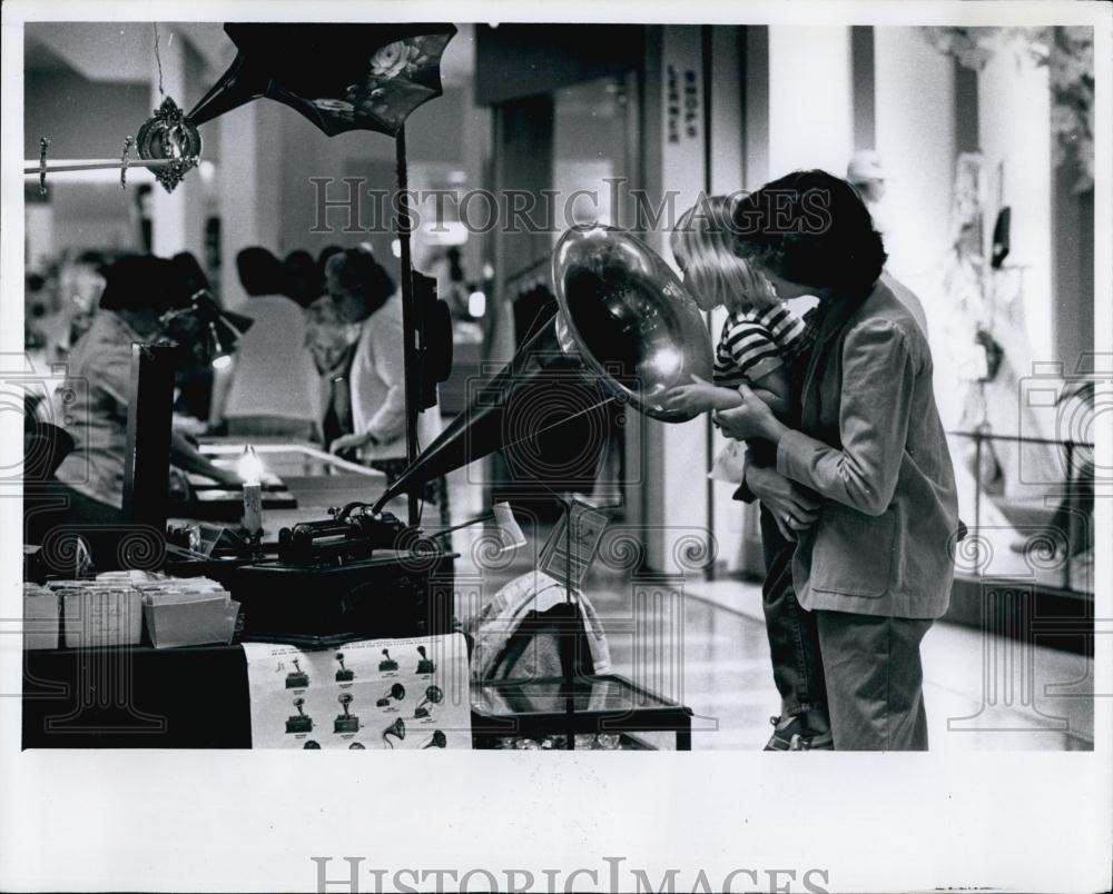 1981 Press Photo Cathy Messina helping 4yr old Theresa Coryn get a closer look - Historic Images