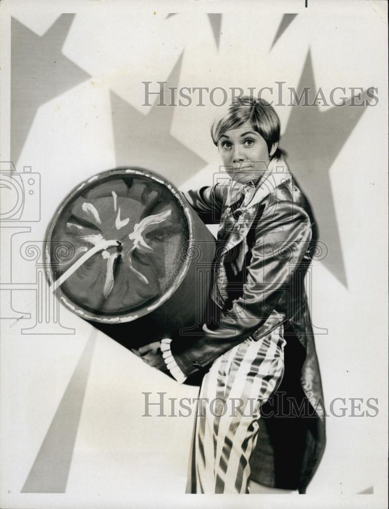 1968 Press Photo Actress Lana Cantrell In &quot;Kraft Music Hall&quot; - RSL61617 - Historic Images