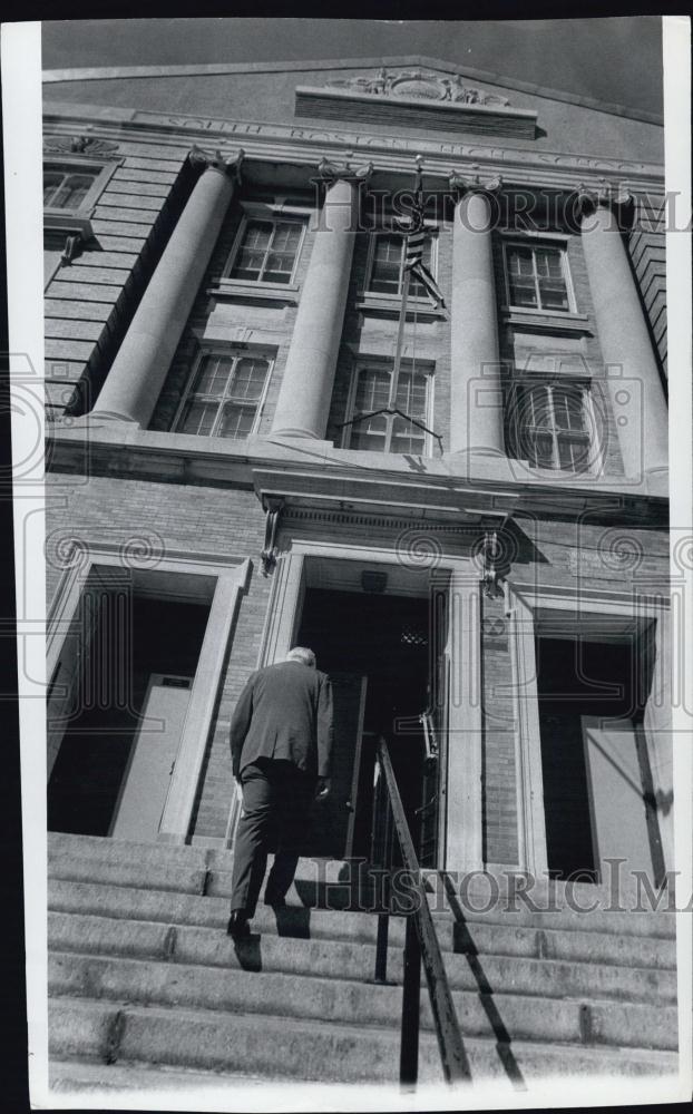 1975 Press Photo Dr William Reid at South Boston HS - RSL04455 - Historic Images