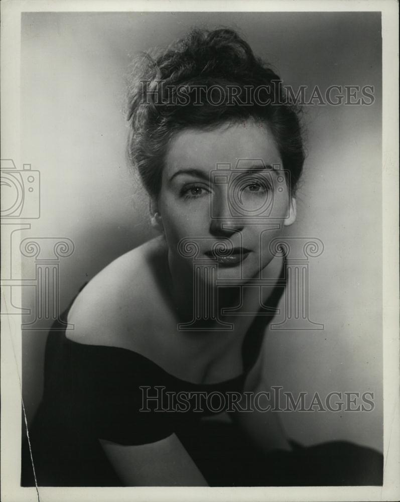 1948 Press Photo Actress Mary Ann Wells posing for photo - RSL44251 - Historic Images