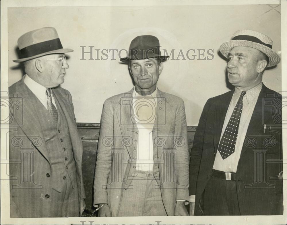 1938 Press Photo Police Officers William Finnegan, Patrick Gavin Make Arrest - Historic Images