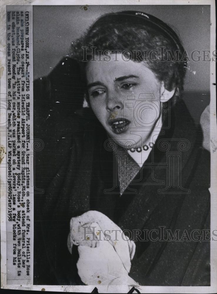 1958 Press Photo Mrs Priscilla Rose reacts to her husband Clyde being slain - Historic Images