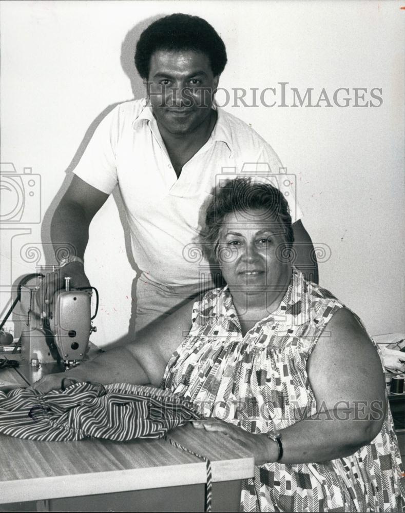 1983 Press Photo Anna Caricole Owner of Jay of Tres Chick Tailors and dry clean - Historic Images